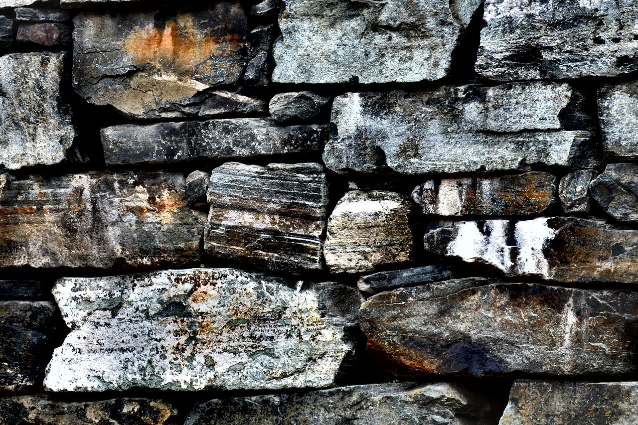 Comment utiliser un enduit ton pierre pour donner une apparence authentique à vos murs ?